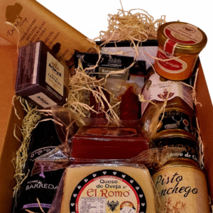 Botella de vino tinto, queso semicurado de oveja, pisto manchego, cuña de membrillo, paté de lomo de orza, paté de ciervo, mermelada, chocolate, salchichón de ciervo y chorizo de jabalí