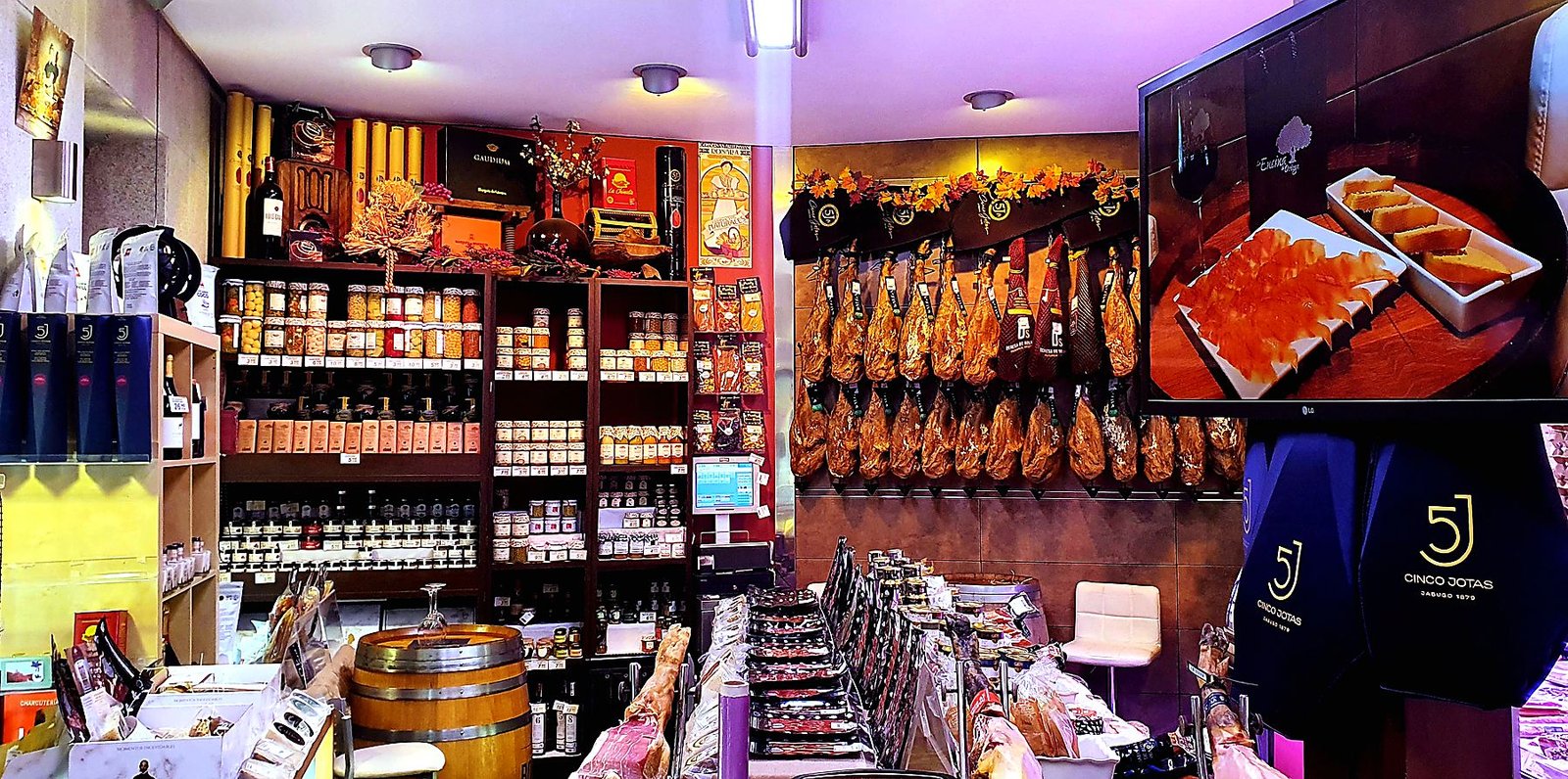 Inside La Encina de Ortega: Iberian hams, cheeses, wines and preserves in the historic centre of Toledo